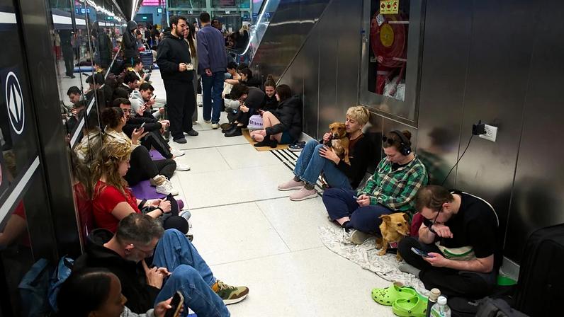 População abriga-se numa estação de metro subterrânea enquanto sirenes antiaéreas alertam para ataques iminentes do Irão