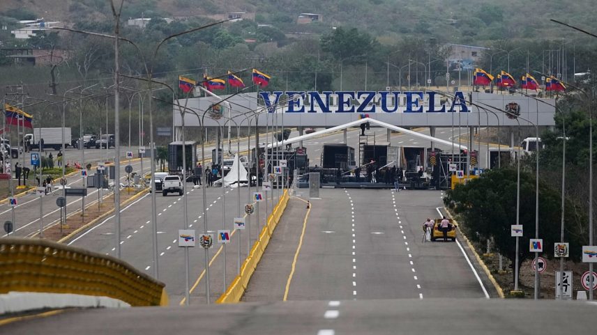 EUA aliviam sanções a petróleo venezuelano e Caracas reabre comércio de energia