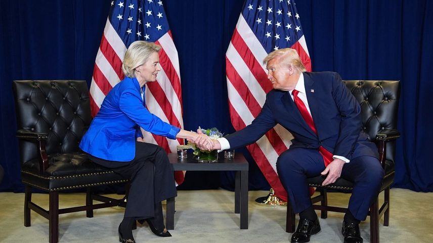 O Presidente dos EUA, Donald Trump, reúne-se com a Presidente da Comissão Europeia, Ursula von der Leyen, durante a Assembleia Geral da ONU, terça-feira, 23 de setembro de 2025, em Nova Iorque.
