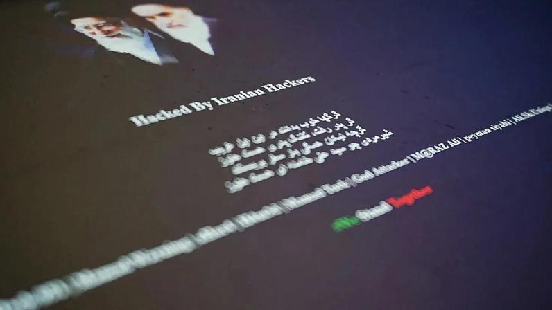 A página inicial vandalizada de um sítio Web saudita exibe slogans em língua farsi e as palavras "Hacked by Iranian Hackers" em Londres, 8 de junho de 2017