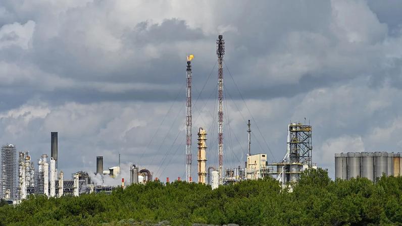 Irão: gigantes dos fósseis lucram com guerra e discutem imposto