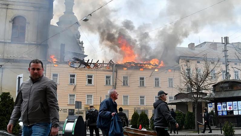 Fogo e fumo erguem-se sobre o centro da cidade após ataque de drones russos em Lviv, Ucrânia, terça-feira, 24 de março de 2026