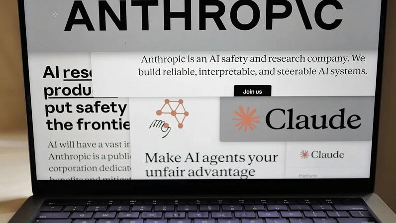 Páginas do site da Anthropic e logótipos da empresa são exibidos num ecrã de computador em Nova Iorque, quinta-feira, 26 de fevereiro de 2026.