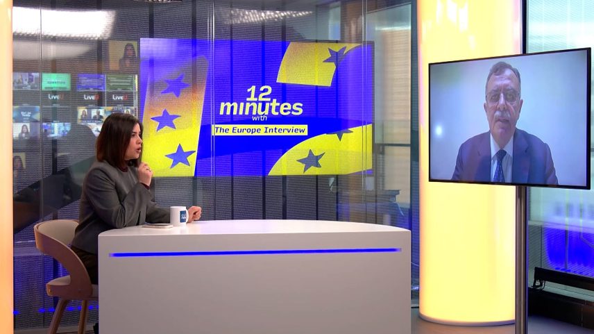 Maria Tadeo, da Euronews, com Abdullah Mohtadi, líder exilado do Partido Komala do Curdistão iraniano