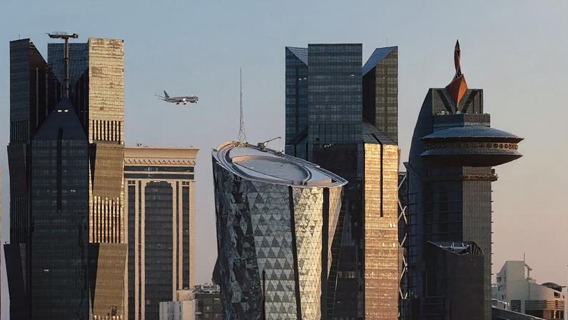 Um avião a voar perto dos arranha-céus de West Bay, aproxima-se do Aeroporto Internacional Hamad em Doha, Qatar, quinta-feira, 25 de janeiro de 2024.