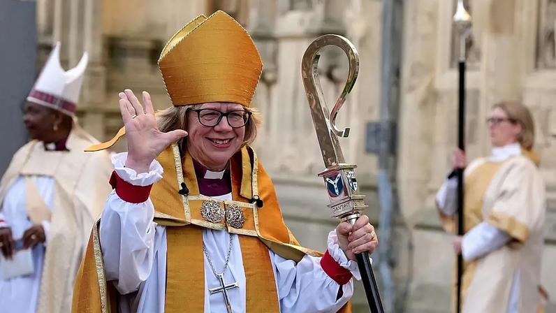 Sarah Mullally acena enquanto sai após a cerimónia de entronização que a instalou como arcebispo de Canterbury, em Canterbury, 25 de março de 2026
