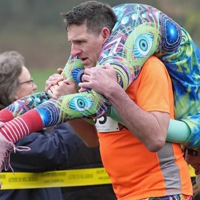 Vídeo mostra Finlândia vencendo corrida britânica de transporte de esposas