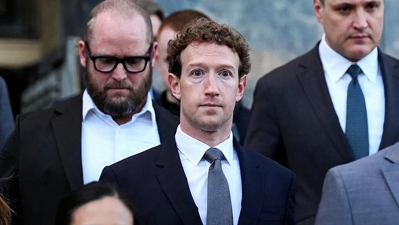 Mark Zuckerberg, CEO da Meta, sai após depor num julgamento histórico sobre se as redes sociais viciam e prejudicam crianças, a 18 de fevereiro de 2026, em Lo
