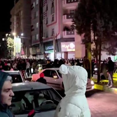 Irão: iranianos saem às ruas para celebrar a morte de Khamenei
