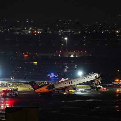 Colisão entre avião e veículo de aeroporto em Nova Iorque causa dois mortos