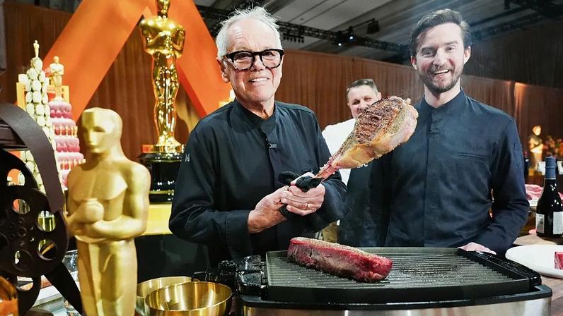 Wolfgang Puck (à esq.) e Byron Puck durante a antevisão para a imprensa do Governors Ball dos Óscares, terça-feira, 10 de março de 2026.