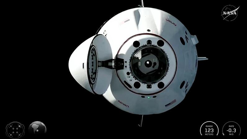 ARQUIVO - Imagem de vídeo da NASA mostra cápsula Dragon da SpaceX com astronautas a aproximar-se da Estação Espacial Internacional para acoplagem, em 14 fevereiro 2026