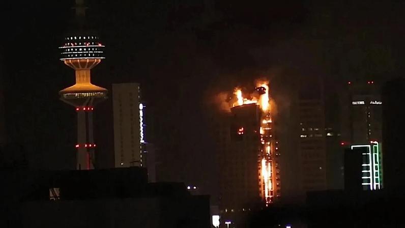 Torre em chamas na cidade do Kuwait, 8 de março de 2026. Screenshot Video AP