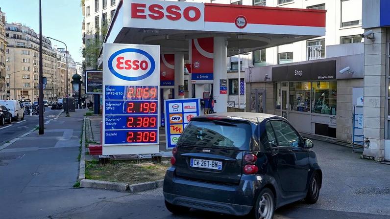 Um carro entra numa estação de serviço enquanto os preços da gasolina são exibidos em Paris, segunda-feira, 9 de março de 2026