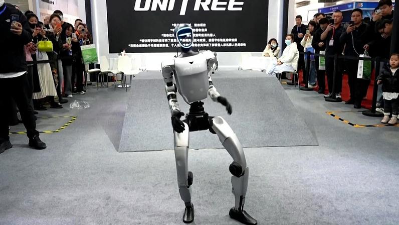 Robô Unitree dança no Salão Internacional de Inovação em IA e Robótica de Pequim