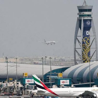 Repórter Euronews procura abrigo no aeroporto de Dubai durante ataque de drones