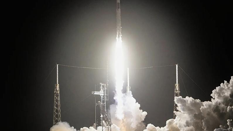 Um foguetão Falcon 9 da SpaceX descola da Estação da Força Espacial de Cabo Canaveral, Florida, EUA, 13 de fevereiro de 2026
