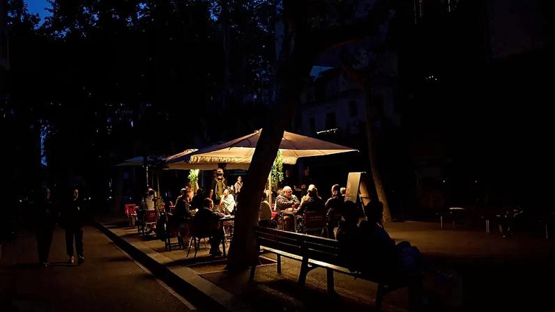 Clientes jantam num restaurante iluminado por um gerador durante um apagão em Barcelona, Espanha, segunda-feira, 28 de abril de 2025.