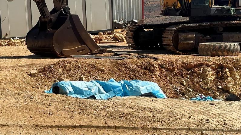 Fragmentos de um míssil disparado do Irão e intercetado dentro do espaço aéreo turco pelas defesas aéreas da NATO, encontram-se no chão no distrito de Sahinbey, no centro-sul da Turquia.