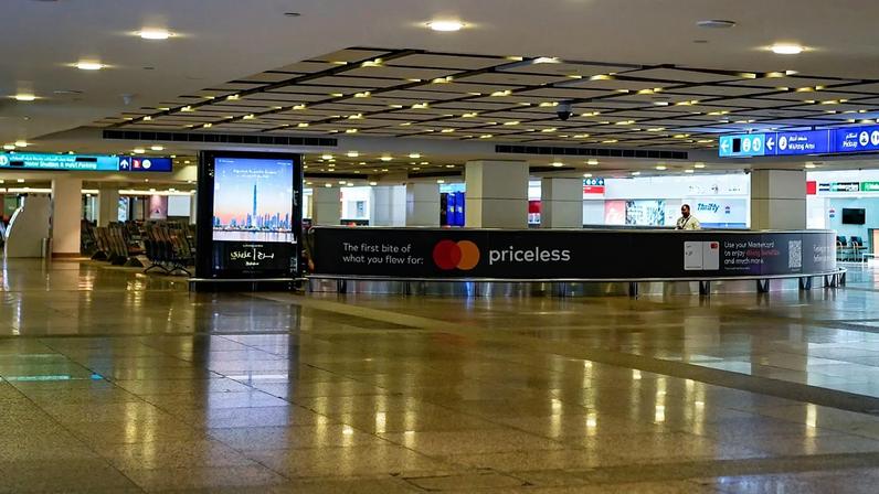 Um trabalhador é visto no átrio de chegadas vazio do terminal do Aeroporto Internacional do Dubai quando o aeroporto retoma as operações limitadas no Dubai, Emirados Árabes Unidos, 5, 2026