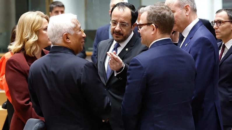 Da esquerda: PM da Letónia Evika Silina, presidente do Conselho Europeu António Costa, PR de Chipre Nikos Christodoulides, PM da Finlândia Petteri Orpo e eu
