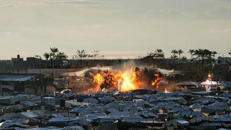 Fumo e chamas erguem-se após um ataque do exército israelita contra um alvo em Deir al‑Balāḥ,
