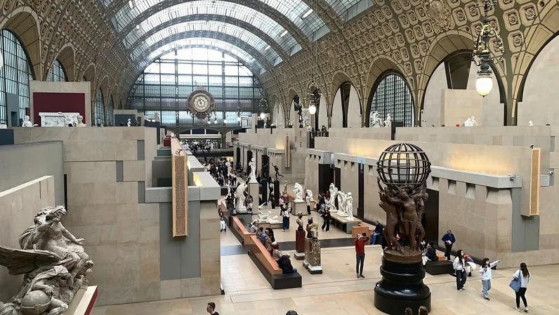 O interior do Museu d'Orsay em Paris