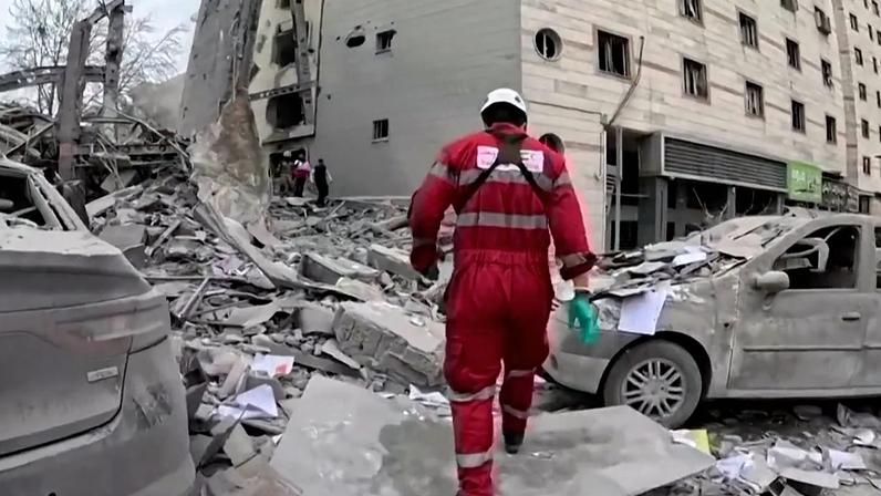 Socorristas do Crescente Vermelho iraniano no local