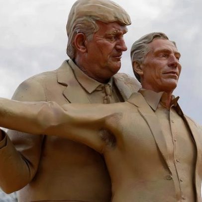 Estátua de Trump e Epstein em pose do Titanic aparece em Washington