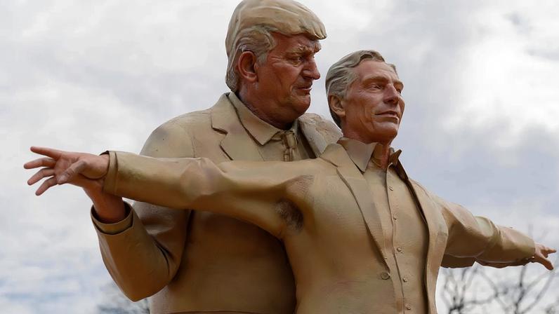 Estátua de Donald Trump e Jeffrey Epstein exposta no National Mall, perto do Capitólio dos EUA, na quarta-feira, 11 de março de 2026