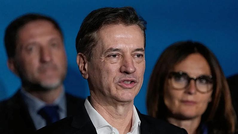 O primeiro-ministro em exercício, Robert Golob, fala aos meios de comunicação social depois de o seu movimento "Svoboda" ter obtido a maioria dos votos nas eleições, em Liubliana, Eslovénia, domingo, 22 de março de 2026