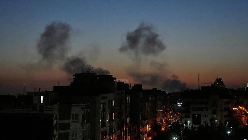 Plumas de fumo surgem quando os ataques atingem Teerão, 6 de março de 2026