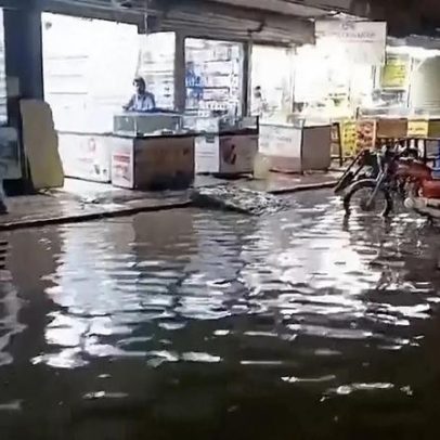 Temporal em Karachi, Paquistão, mata pelo menos 16 e causa destruição