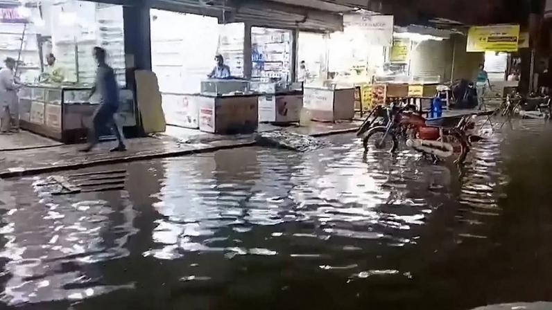Inundações nas ruas de Karachi após trovoada