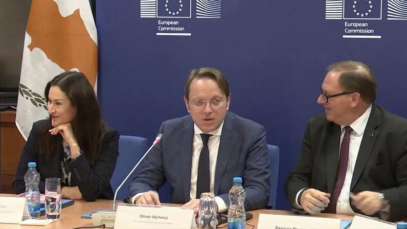 Comissário europeu defende confinamento e abate de animais por febre aftosa