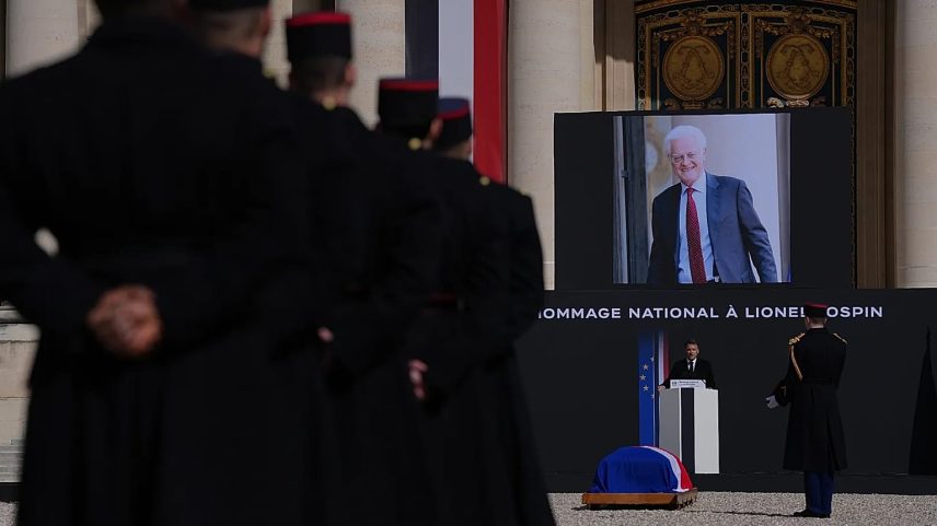 O presidente francês Emmanuel Macron discursa durante a cerimónia de homenagem nacional ao falecido primeiro-ministro francês Lionel Jospin em Paris, 26 de março de 2026