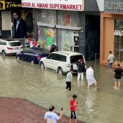 Cheias em Sharjah, Emirados Árabes Unidos, paralisam o trânsito
