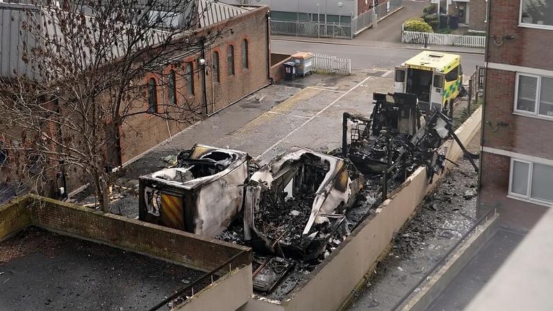 Ambulâncias queimadas num parque de estacionamento em Golders Green, em Londres, segunda-feira, 23 de março de 2026, após um aparente ataque incendiário a quatro veículos pertencentes a um serviço de ambulâncias judeu.