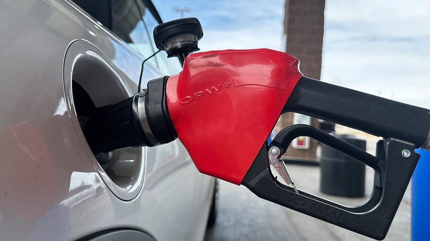 Depósito de carro a ser abastecido, março 2026, Denver, EUA