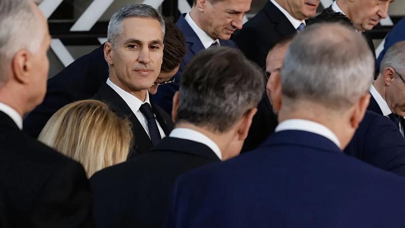 O primeiro-ministro búlgaro Andrey Gyurov, terceiro à esquerda, toma o seu lugar antes de uma fotografia de grupo na cimeira da UE em Bruxelas, quinta-feira, 19 de março de 2026.