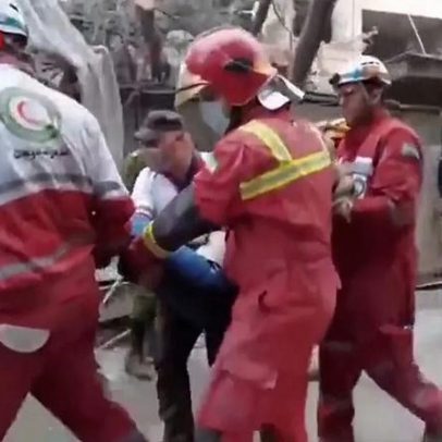 Vídeo mostra homem resgatado dos escombros no sul do Khorasan, Irão