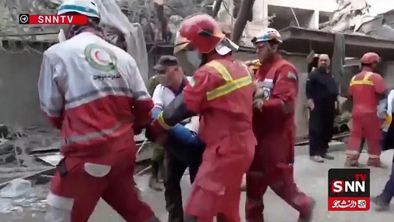 Vídeo mostra homem resgatado dos escombros no sul do Khorasan, Irão