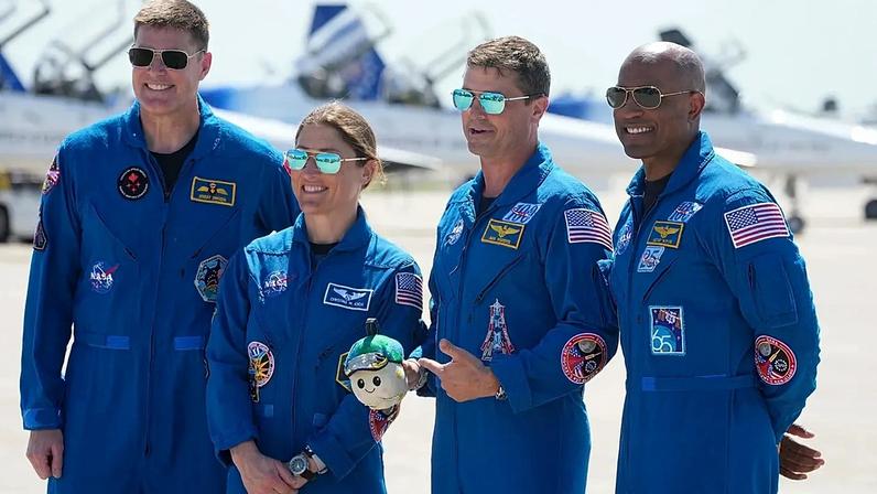 Da esquerda para a direita, a tripulação da Artemis 2: Jeremy Hansen, Christina Koch, o comandante Reid Wiseman e o piloto Victor Glover.