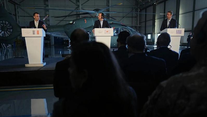 Emmanuel Macron, Nikos Christodoulides e Kyriakos Mitsotakis