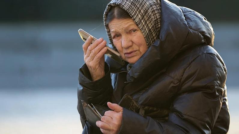 Uma mulher fala ao telemóvel na Praça Vermelha, em Moscovo, a 11 de março de 2026.