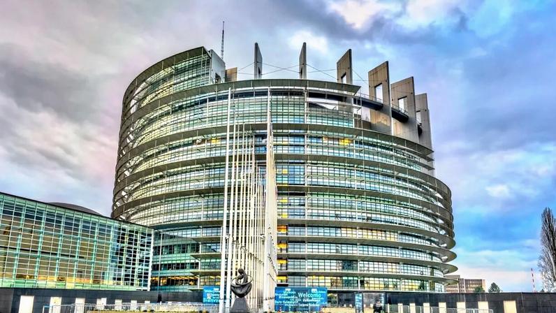 UE propõe novas regras para proteger obras criativas utilizadas no treino de IA