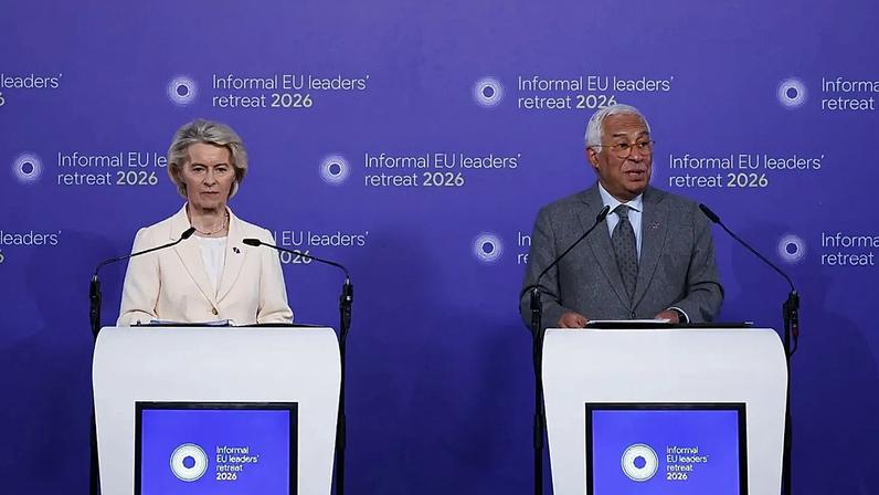 O Presidente do Conselho Europeu, António Costa, à direita, e a Presidente da Comissão Europeia, Ursula von der Leyen, dirigem-se aos meios de comunicação social no final de uma cimeira da UE no Castelo de Alden Biesen.