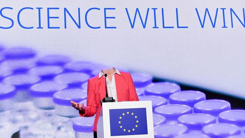 ARQUIVO: Presidente da Comissão Europeia, Ursula von der Leyen, faz uma declaração durante visita oficial à farmacêutica Pfizer em Puurs, Bélgica