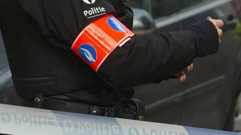 Imagem de arquivo: Um agente da polícia atrás de um cordão de isolamento em Antuérpia, Bélgica, quinta-feira, 9 de outubro de 2025.