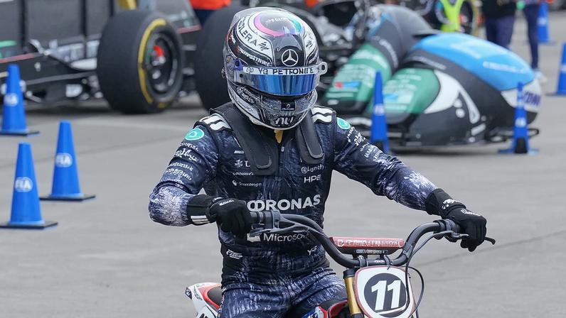 Kimi Antonelli festeja a vitória